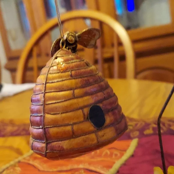 Bee hive with flowery holder - Picture 2 of 9